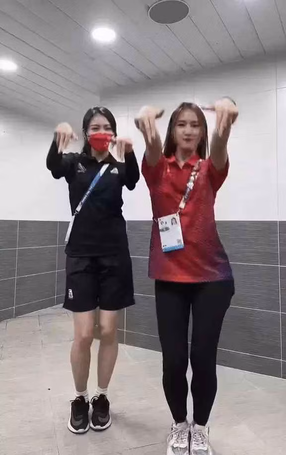 Mới đây, dân mạng đã ráo riết tìm kiếm thông tin về nữ VĐV Việt Nam sau clip nhún nhảy bắt trend của cô nàng cùng trọng tài.