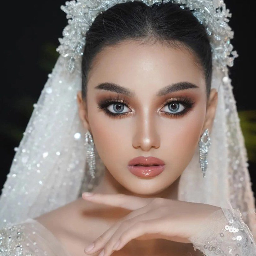 Mới 18 tuổi nhưng Xuân Mai được thừa hưởng những nét đẹp pha trộn của phương Tây và Á đông với đôi mắt sâu hun hút, bờ môi dày và sống mũi cao. Xuân Mai cũng từng tiết lộ về hoàn cảnh đặc biệt của mình.