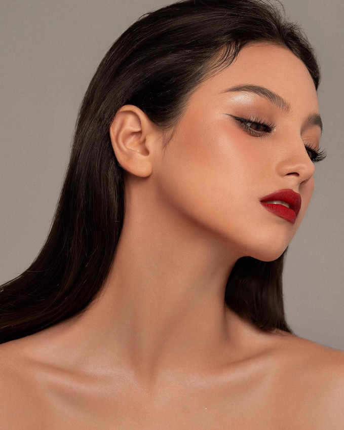 Trước đó, Xuân Mai từng có 1 clip "gây sốt" trên MXH khi ngồi trên xe ô tô khách, ăn bánh photo.