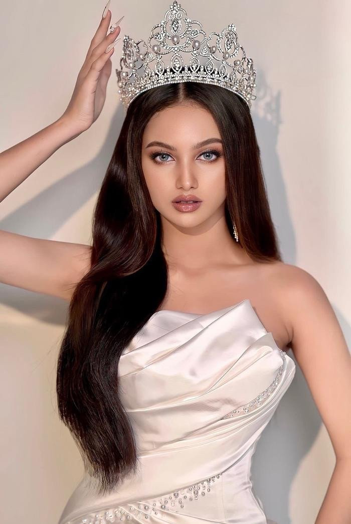 Từ nhỏ, Xuân Mai không sống cùng bố. Đến năm 7 tuổi, mẹ của cô đi thêm bước nữa và sinh thêm 2 người em nên kinh tế trong nhà khá khó khăn. Vì thế mà từng có thời gian, gái xinh sinh năm 2005 phải đi bán kẹo kéo để phụ kinh tế giúp mẹ.