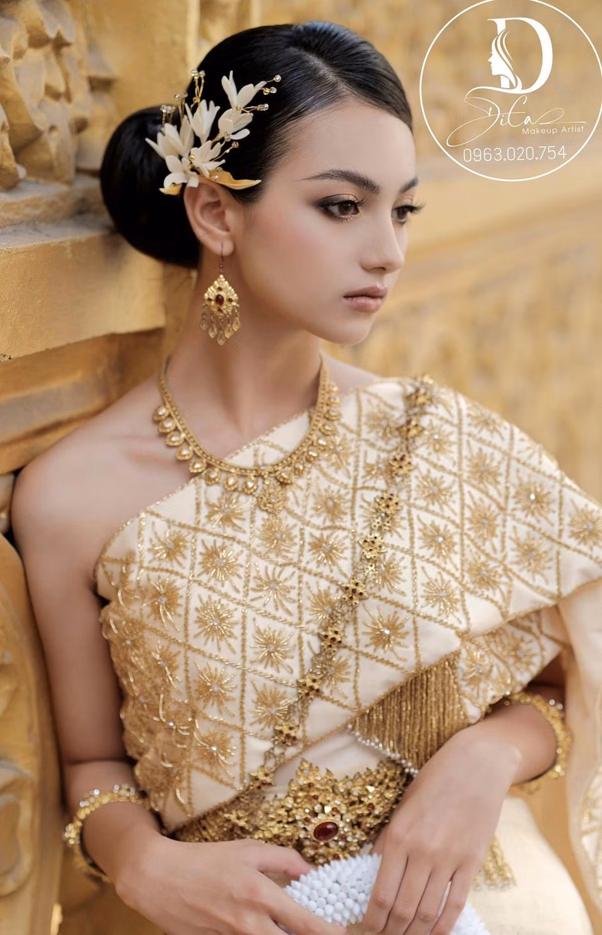 Gương mặt xinh đẹp, đường nét sắc sảo, cuốn hút của Xuân Mai nhanh chóng nhận được nhiều lời khen ngợi.