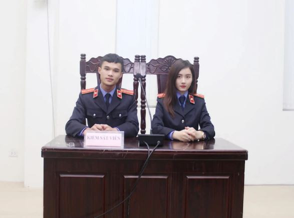 Bức ảnh của Ngọc Thảo trong bộ đồng phục ngành Kiểm sát viên đã gây sốt trên mạng. Cô chia sẻ rằng bức ảnh này là kết quả của một phiên tòa giả định trong chương trình học tại trường.