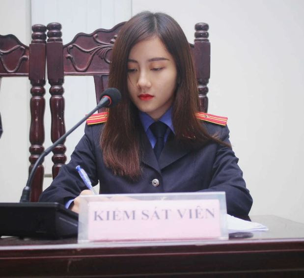 Ngọc Thảo mặc áo ngành để chụp lại vài tấm ảnh kỷ niệm, và cô không ngờ rằng bức ảnh này lại nhận được sự quan tâm lớn từ cộng đồng mạng.