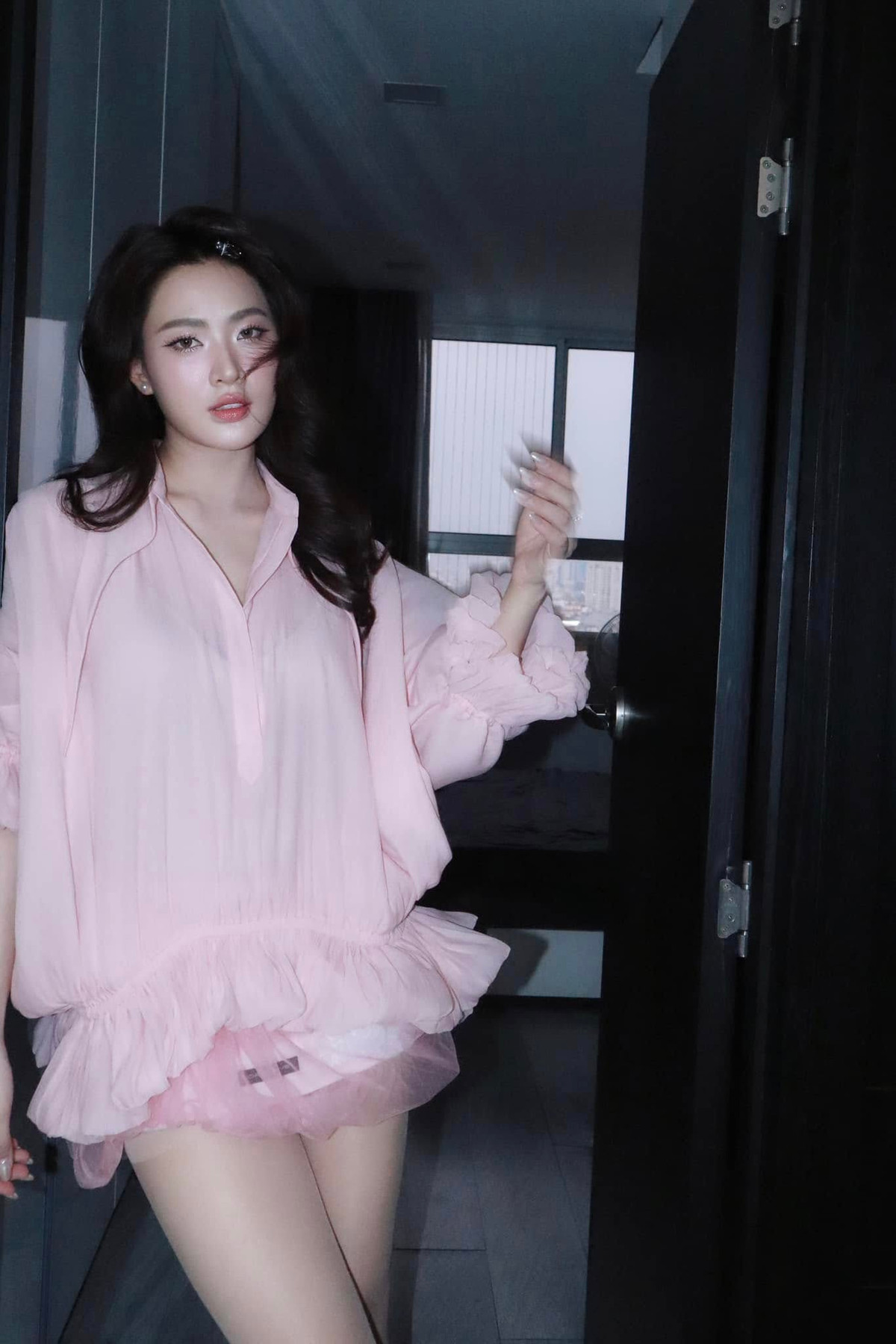 Thế nhưng cô nhanh chóng Nam tiến lập nghiệp, bắt đầu nổi tiếng hơn nhờ đóng các MV của loạt ca sĩ hạng A.