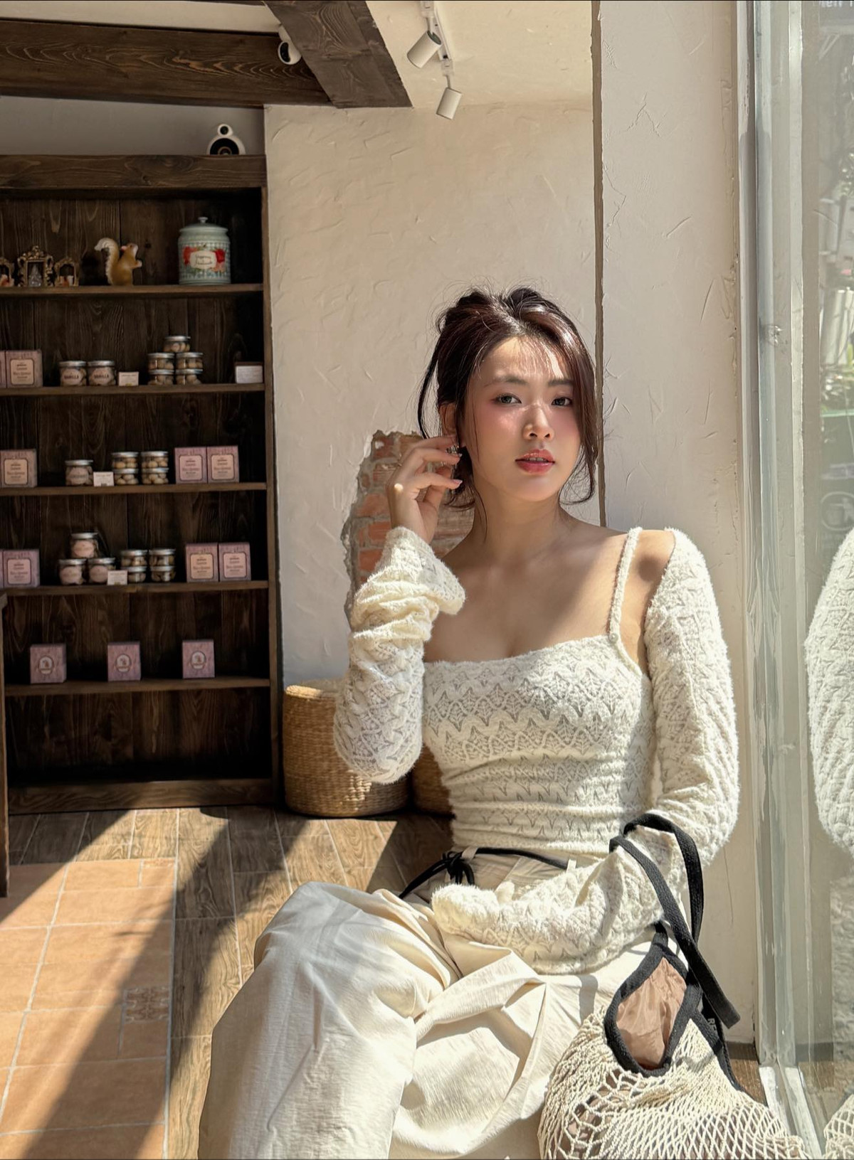 Thậm chí gương mặt hoàn hảo của cô còn được so sánh với hàng loạt những siêu sao châu Á nổi tiếng như Lưu Diệc Phi hay Baifern Pimchanok.