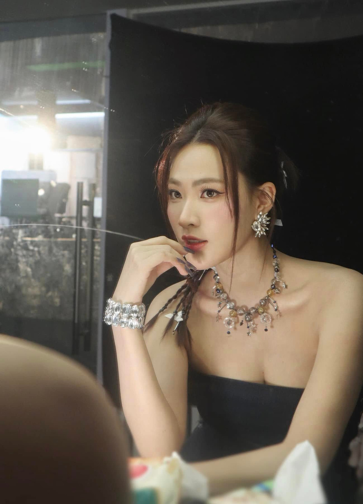 Nhan sắc xinh đẹp nên sự nghiệp của Minh Trang vì vậy cũng tương đối thuận lợi. Những năm đầu sự nghiệp, cô từng xuất hiện trong một số dự án phim giờ vàng VTV, nổi bật phải kể đến Tình Khúc Bạch Dương.