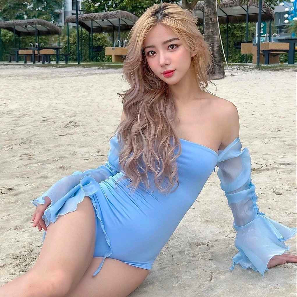 Ngoài đời, Hằng Phan yêu thích phong cách thời trang nữ tính, quyến rũ.