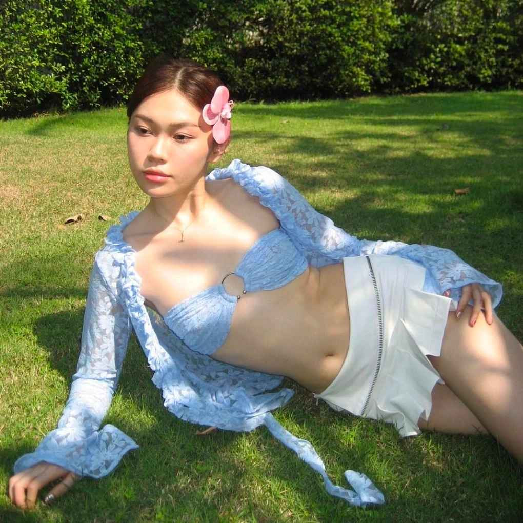 Với phong cách thời trang cá tính, bắt kịp xu hướng, người đẹp đến từ Lai Châu nhanh chóng thu hút hơn 1,2 triệu lượt theo dõi trên mạng xã hội