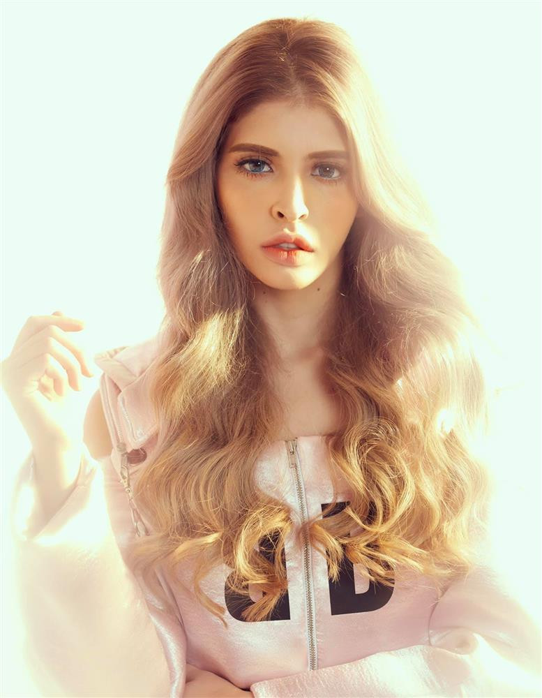 Không chỉ trở lại con đường nghệ thuật, An Tây còn đẩy mạnh hình ảnh của mình thông qua kênh TikTok cá nhân. Những clip vui vẻ, hài hước của người mẫu Tây này nhận được rất nhiều lượt thích.