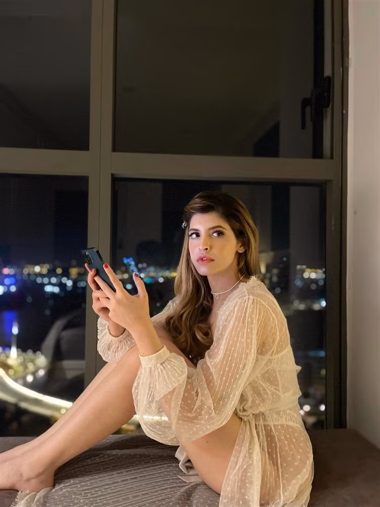 Trước đó không lâu, Andrea Aybar cũng chia sẻ bức ảnh gợi cảm hết nấc trên MXH. Trong ảnh, cô diện chiếc váy mỏng tang, để lộ phần lớn da thịt.