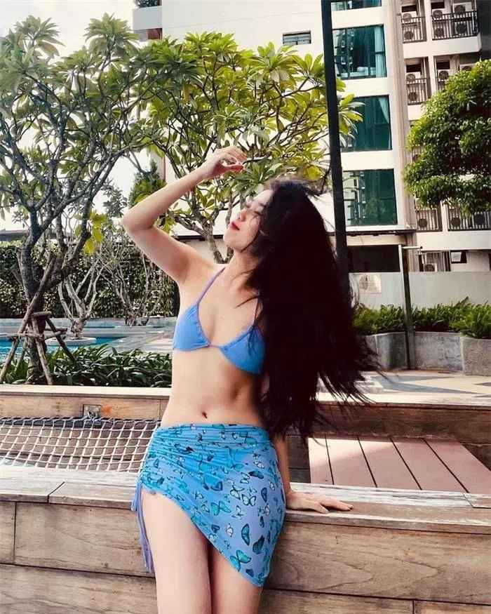 Người đẹp sinh năm 1990 tự tin viết: "Đường cong em như đường đua. Nhưng sợ thua nên em quẹo cua".