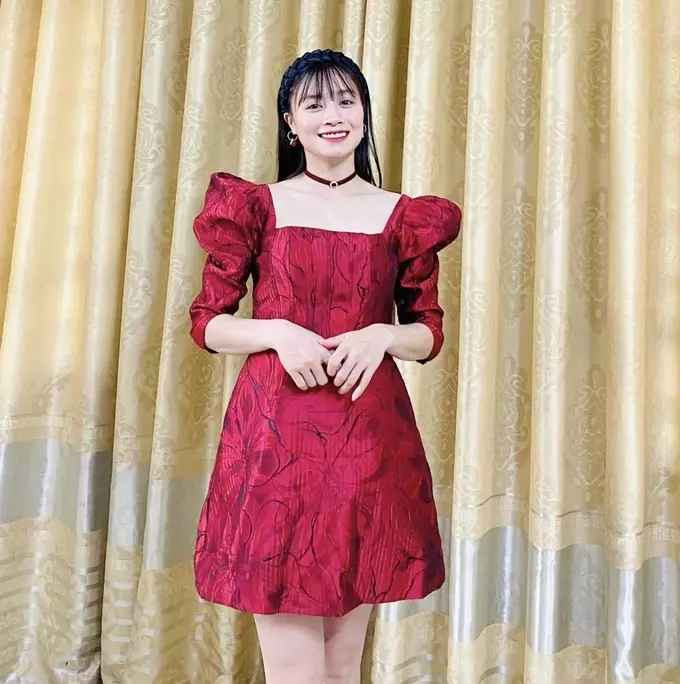 Một trong những hot girl của đội tuyển bóng đá nữ Việt Nam chắc chắn phải kể đến Hoàng Thị Loan. Nụ cười tỏa nắng và đôi mắt cười của nữ cầu thủ 28 tuổi là điểm cộng lớn thu hút phái nam.