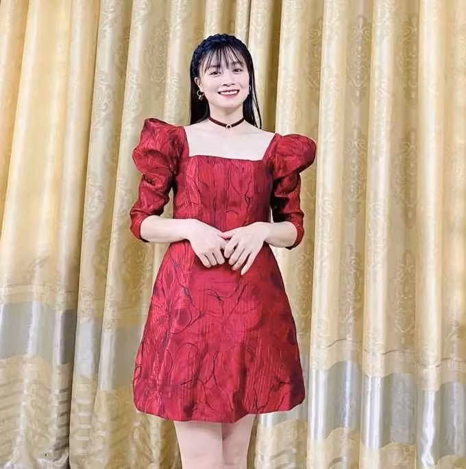 Một trong những hot girl của đội tuyển bóng đá nữ Việt Nam chắc chắn phải kể đến Hoàng Thị Loan. Nụ cười tỏa nắng và đôi mắt cười của nữ cầu thủ 28 tuổi là điểm cộng lớn thu hút phái nam.