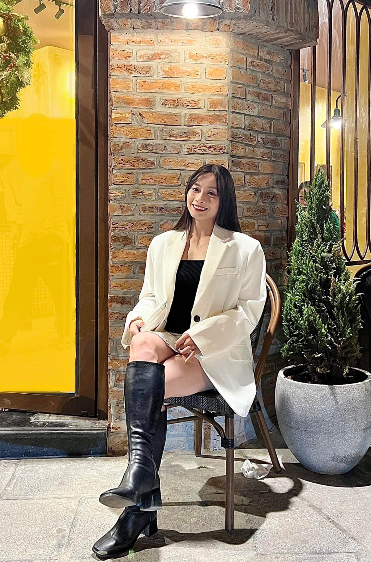 Vẫn là nụ cười ấy nhưng trang phụ nữ tính, Hoàng Thị Loan làm say đắm bao trái tim các chàng trai.