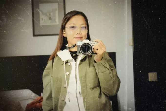 Ở ngoài đời, cô gái quê Trà Vinh luôn tươi tắn, rạng rỡ.