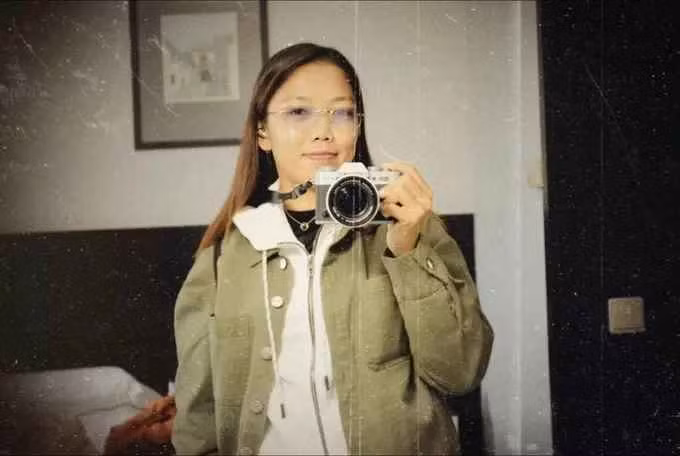 Ở ngoài đời, cô gái quê Trà Vinh luôn tươi tắn, rạng rỡ.