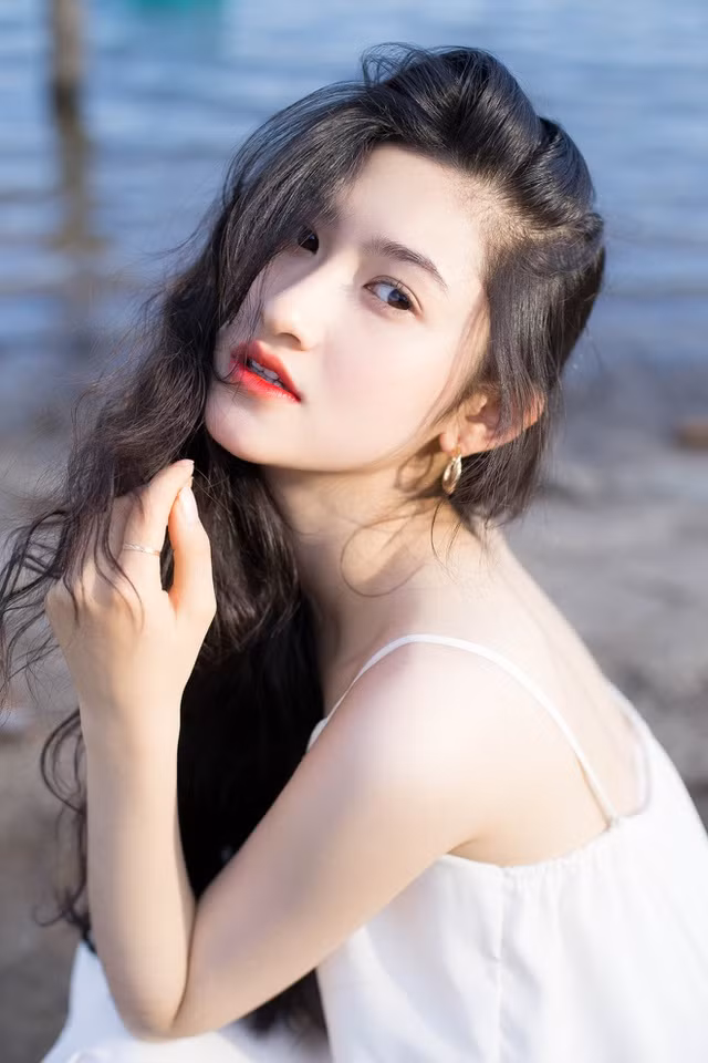 Nguyễn Ngọc Phương Hà hiện đang theo học ngành Ngôn ngữ Anh, trường ĐH Nha Trang. Nữ sinh 9X gây chú ý bởi nhan sắc xinh đẹp tựa "thiên thần tỷ tỷ".