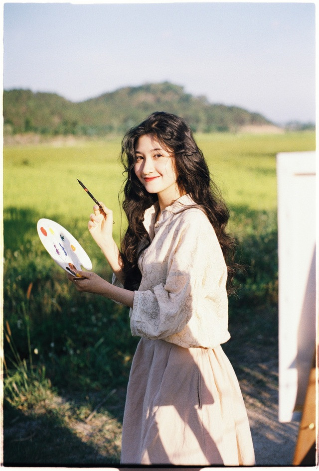 Sở hữu gương mặt không góc chết và làn da trắng sứ, mìn màng, nữ sinh ĐH Nha Trang - Phương Hà khiến nhiều người phải chú ý. Thậm chí, nhiều người còn nhan sắc nổi bật của cô bạn này là điểm khiến họ phải ấn nút theo dõi.