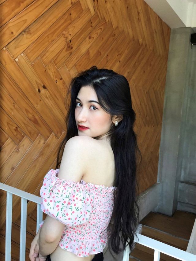  Nữ sinh 9X từng đạt Giải khuyến khích cuộc thi Học sinh Giỏi cấp tỉnh môn Địa Lý năm lớp 11 và lớp 12. Đồng thời, cô giành giải Nhất cuộc thi hát tiếng Anh Sing Your Soul do khoa Ngoại Ngữ, trường ĐH Nha Trang tổ chức.