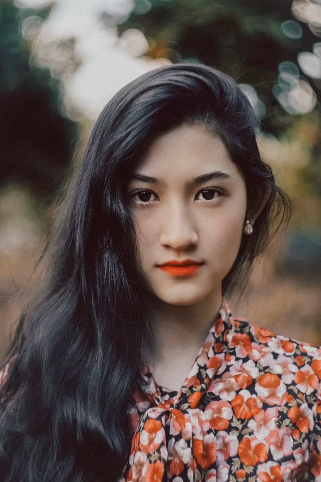 Dù với khoảnh khắc tự nhiên thì Phương Hà cũng thật xinh đẹp nổi bật.