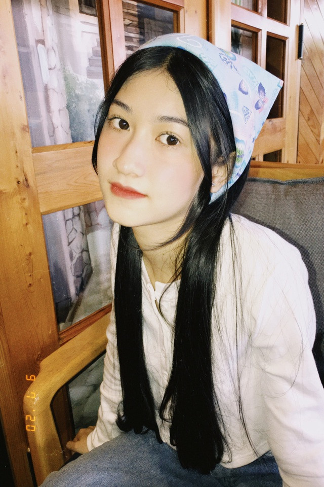 Không chỉ sở hữu nhan sắc xinh xắn, Phương Hà cũng năng nổ tham gia các hoạt động cá nhân và có thành tích học tập khá tốt.