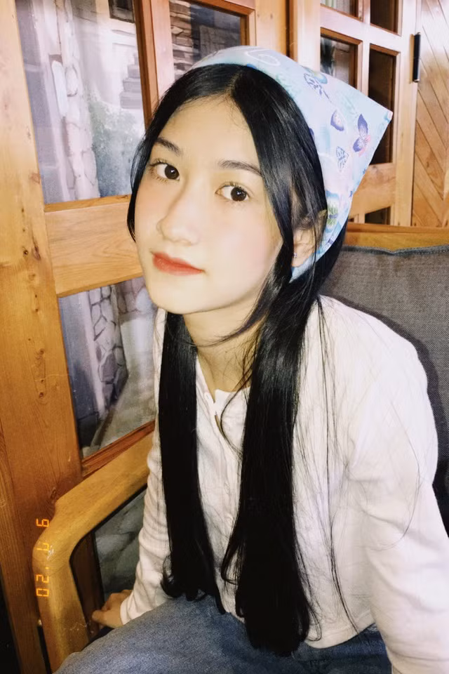 Không chỉ sở hữu nhan sắc xinh xắn, Phương Hà cũng năng nổ tham gia các hoạt động cá nhân và có thành tích học tập khá tốt.