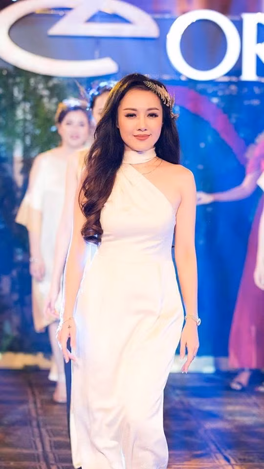 Thông tin khiến khán giả bất ngờ hơn là nữ BTV xinh đẹp còn từng tham gia đóng một vài bộ phim truyền hình. Và sau đó, Hoài Anh về làm việc cho 1 hãng hàng không.