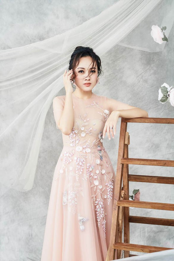 Một thời gian sau, Hoài Anh nhận được lời mời cộng tác của VTV ở các chương trình như Ước Mơ Xanh, Sân Khấu Thường Thức... Đây cũng là thời điểm nữ BTV này chính thức bắt đầu sự nghiệp dẫn chương trình của mình.