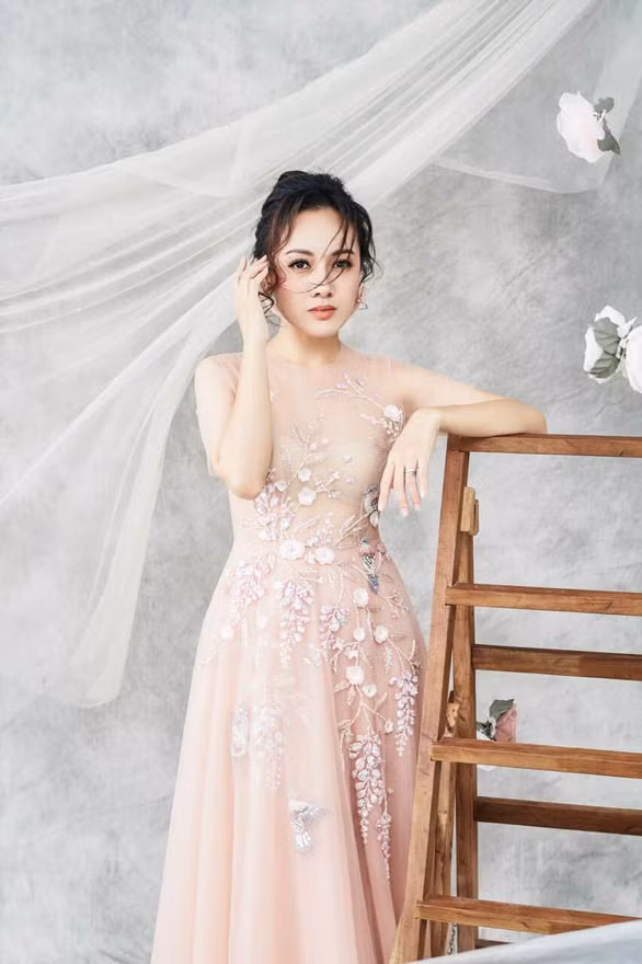 Một thời gian sau, Hoài Anh nhận được lời mời cộng tác của VTV ở các chương trình như Ước Mơ Xanh, Sân Khấu Thường Thức... Đây cũng là thời điểm nữ BTV này chính thức bắt đầu sự nghiệp dẫn chương trình của mình.