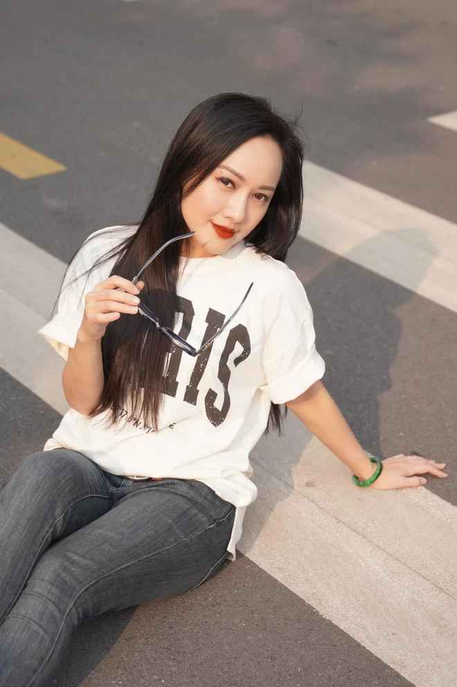 Với giọng nói tình cảm, dịu dàng và ấm áp, BTV Hoài Anh đã thành công chinh phục được trái tim của nhiều thế hệ khán giả cả nước.