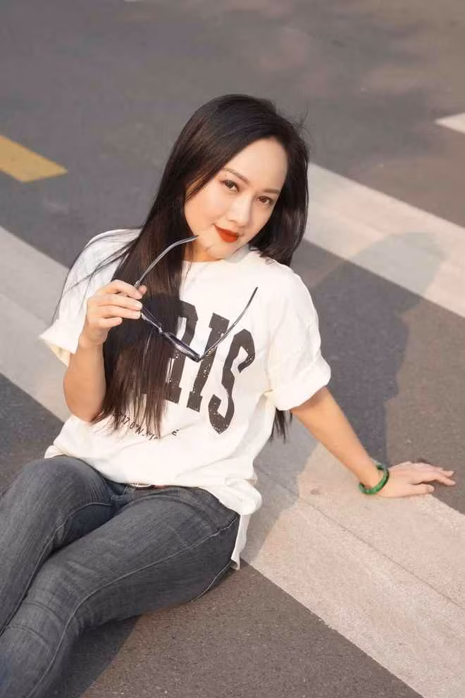 Với giọng nói tình cảm, dịu dàng và ấm áp, BTV Hoài Anh đã thành công chinh phục được trái tim của nhiều thế hệ khán giả cả nước.