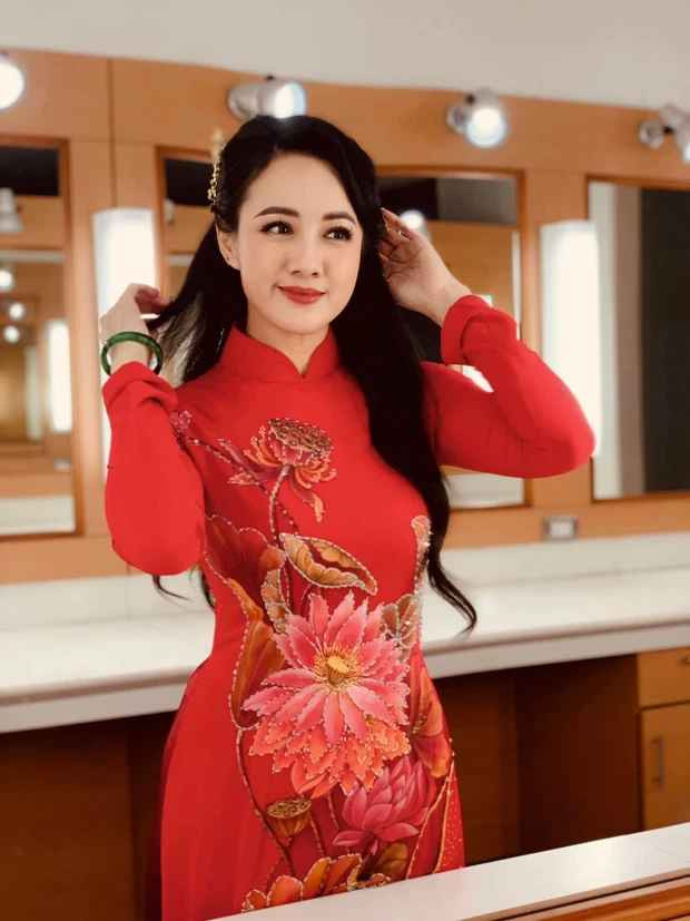 Hoài Anh sinh năm 1980 tại Hà Nội, năm 1985-1986, cô cùng gia đình chuyển vào sinh sống tại TP HCM.