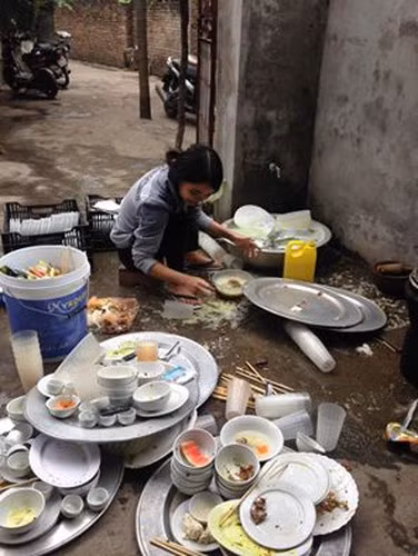 Trước khi Tết âm lịch diễn ra, trên các diễn đàn hội chị em đưa ra những bức ảnh nhìn bát đĩa bẩn thôi mà muốn ngất.