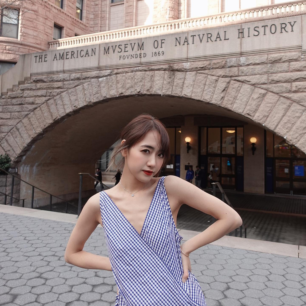 Trong một bài phỏng vấn với Dân Trí vào tháng 10/2021, hot girl 1 thời cho biết, ban đầu cô chọn học ngành Hóa sinh như ý nguyện của gia đình. Tuy nhiên, sau khi tự khám phá bản thân, Phoanh Charmmie nhận ra đây không phải đam mê đích thực của bản thân, đồng thời quyết định chuyển sang học ngành marketing trong lĩnh vực thời trang ở New York. 