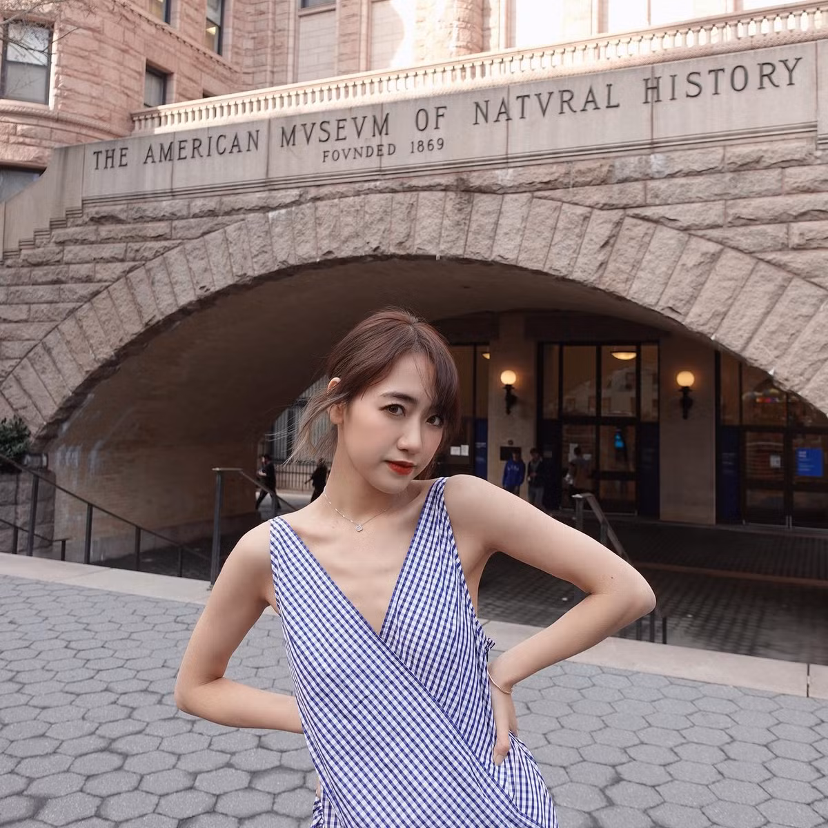 Trong một bài phỏng vấn với Dân Trí vào tháng 10/2021, hot girl 1 thời cho biết, ban đầu cô chọn học ngành Hóa sinh như ý nguyện của gia đình. Tuy nhiên, sau khi tự khám phá bản thân, Phoanh Charmmie nhận ra đây không phải đam mê đích thực của bản thân, đồng thời quyết định chuyển sang học ngành marketing trong lĩnh vực thời trang ở New York. 