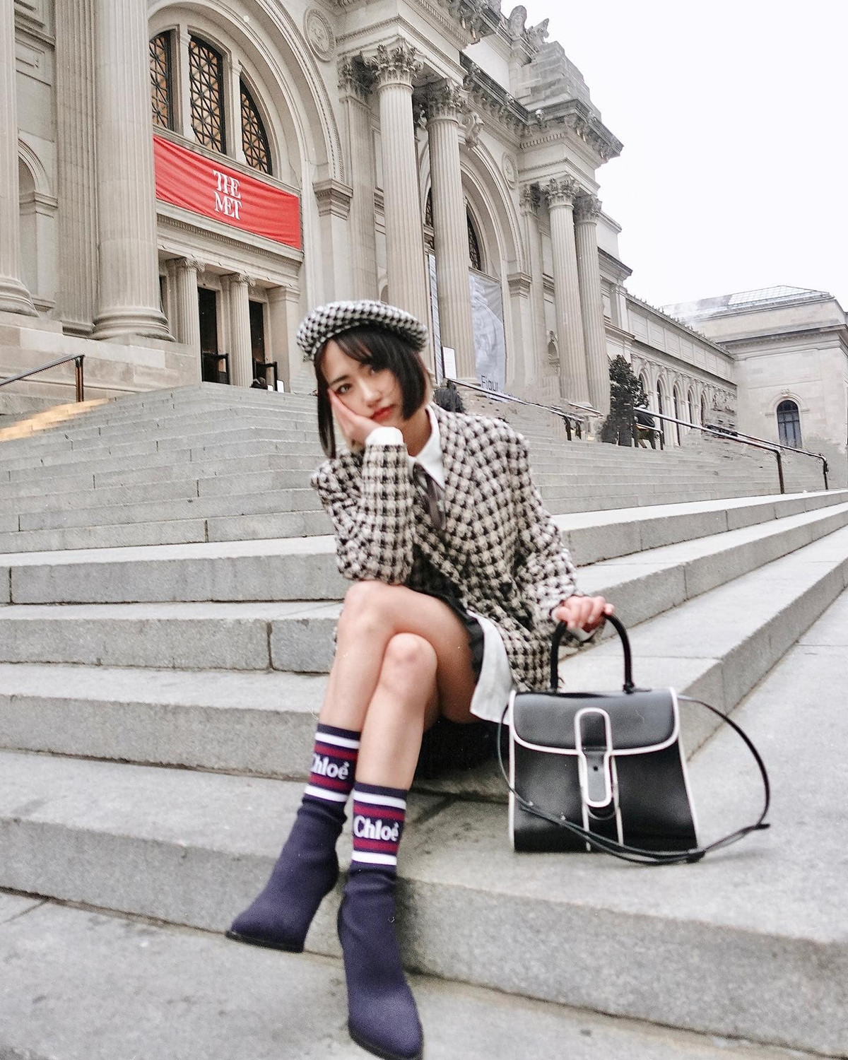 Thời điểm đó, Phoanh Charmmie thu hút sự chú ý của dân tình nhờ nụ cười toả nắng, làn da trắng cùng đôi mắt to tròn, được nhiều người nhận xét có vẻ đẹp gần giống với hot girl Mie.