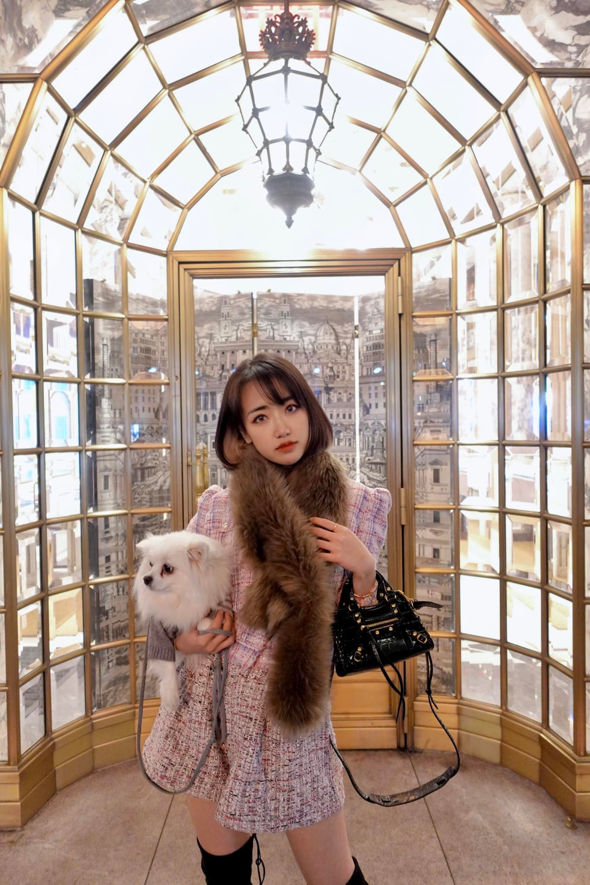 Nhờ vẻ ngoài ấn tượng, Phoanh Charmmie được nhiều tạp chí, trang báo mời làm mẫu ảnh, đồng thời mọi hoạt động trên trang cá nhân của cô đều thu hút sự quan tâm của nhiều netizen.