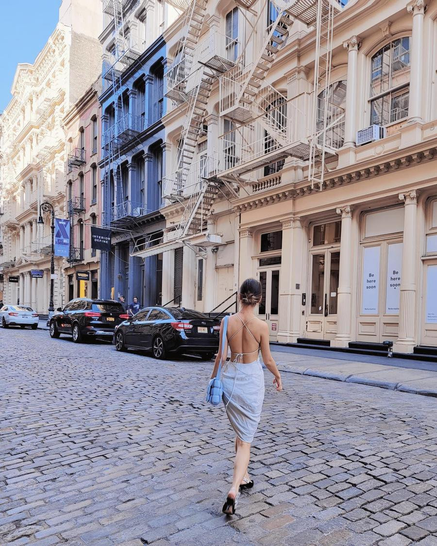 Mới đây trên trang cá nhân, Quỳnh Anh khiến không ít người phải trầm trồ khi khoe lưng trần quyến rũ trên đường phố tại Mỹ.