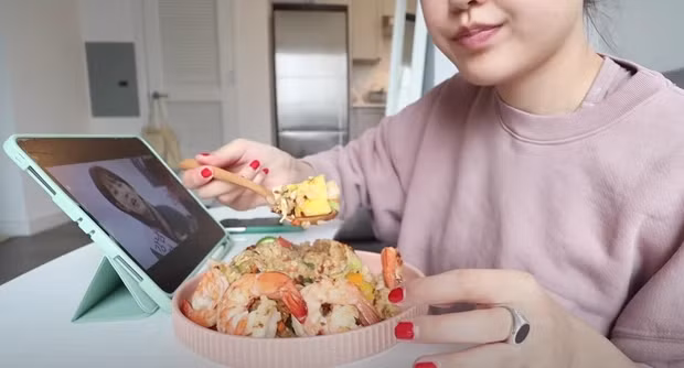 Các vlog ăn một mình, skincare một mình, dọn nhà một mình... tất tần tật làm một mình của Michelle Choi khiến người xem hình dung ra một cuộc sống độc lập và cân bằng của người trẻ ở thành phố lớn.