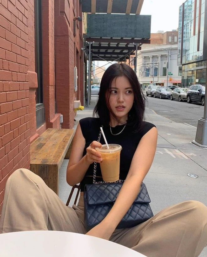 Michelle lớn lên ở California, tốt nghiệp đại học ở Seoul, Hàn Quốc và sở hữu kênh YouTube với gần 750.000 người đăng ký theo dõi.