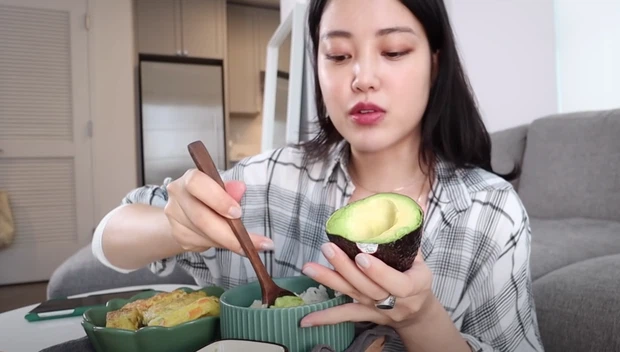 Không chỉ gây chú ý về lối sống tự do, Michelle Choi còn được khen ngợi vì biết cách chăm sóc bản thân để luôn xinh đẹp.