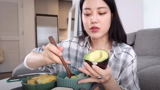 Không chỉ gây chú ý về lối sống tự do, Michelle Choi còn được khen ngợi vì biết cách chăm sóc bản thân để luôn xinh đẹp.