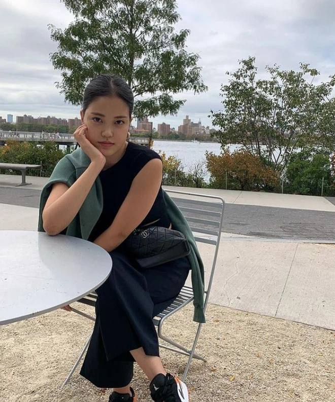 Từ cách phối đồ cho đến thần thái của Michelle Choi tưởng chừng như đơn giản nhưng lại hợp với vóc dáng của cô nàng.