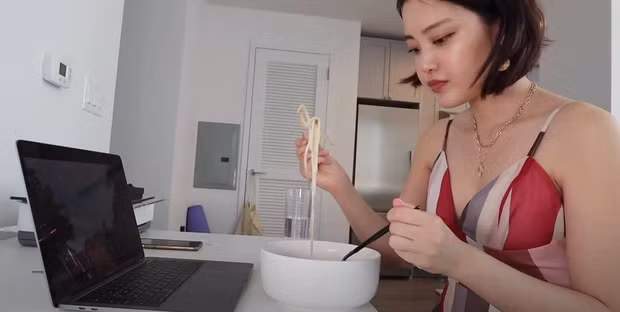 Michelle Choi cũng có cách phối đồ cực tinh tế, mới nhìn cứ nghĩ là diễn viên hay người mẫu luôn ấy.