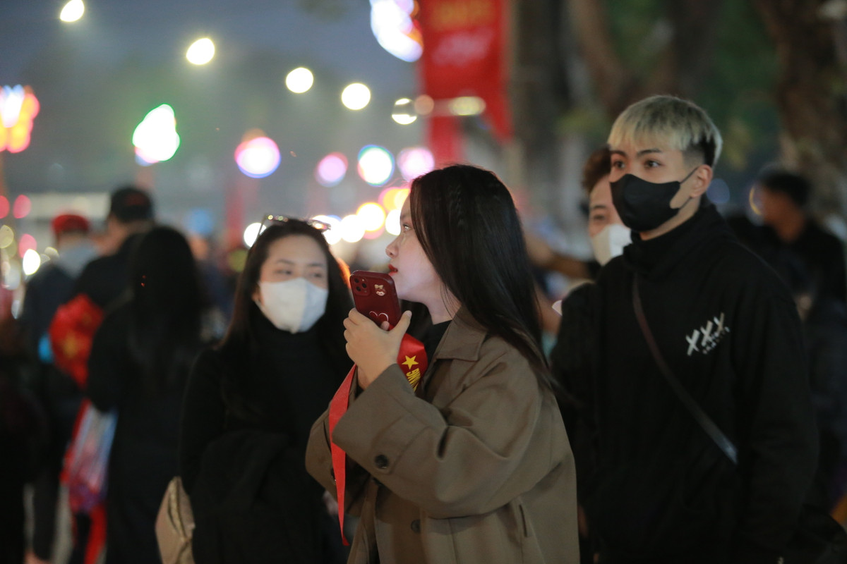 Nữ CĐV xinh đẹp này cùng các bạn đến cổ vũ ĐT Việt Nam.