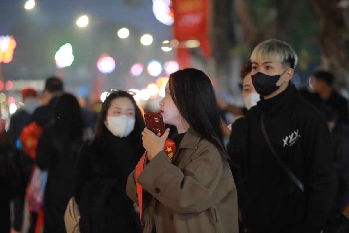 Nữ CĐV xinh đẹp này cùng các bạn đến cổ vũ ĐT Việt Nam.