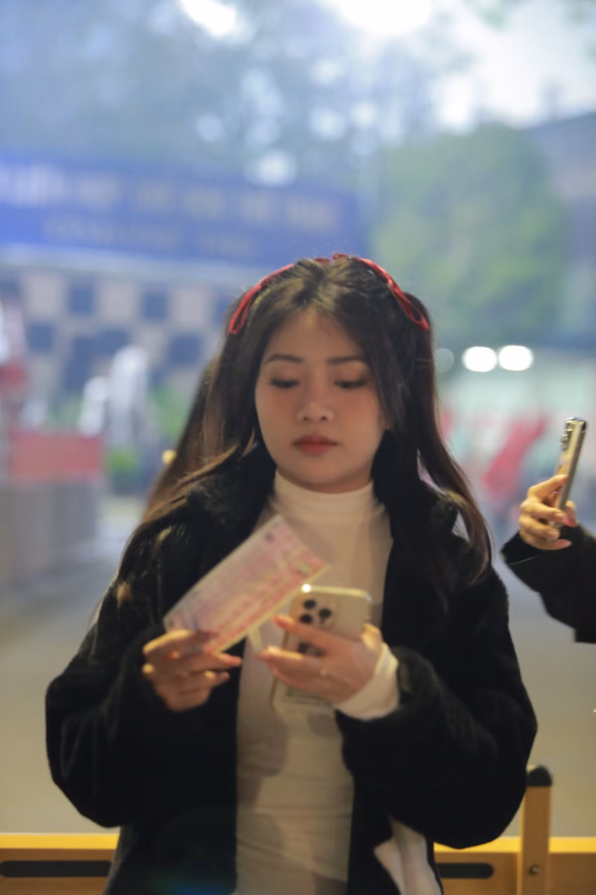 Ngay từ rất sớm rất nhiều nữ CĐV Việt Nam đã tới SVĐ Việt Trì để cổ vũ các cầu thủ của HLV Kim Sang-sik.