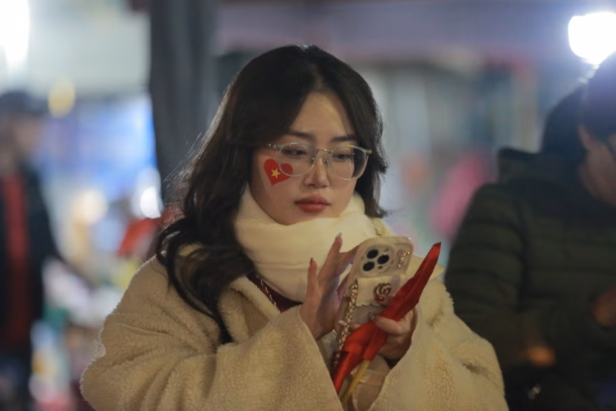 Nữ CĐV xinh đẹp trên tay là chiếc Quốc kì sớm vào sân cổ vũ ĐT Việt Nam.