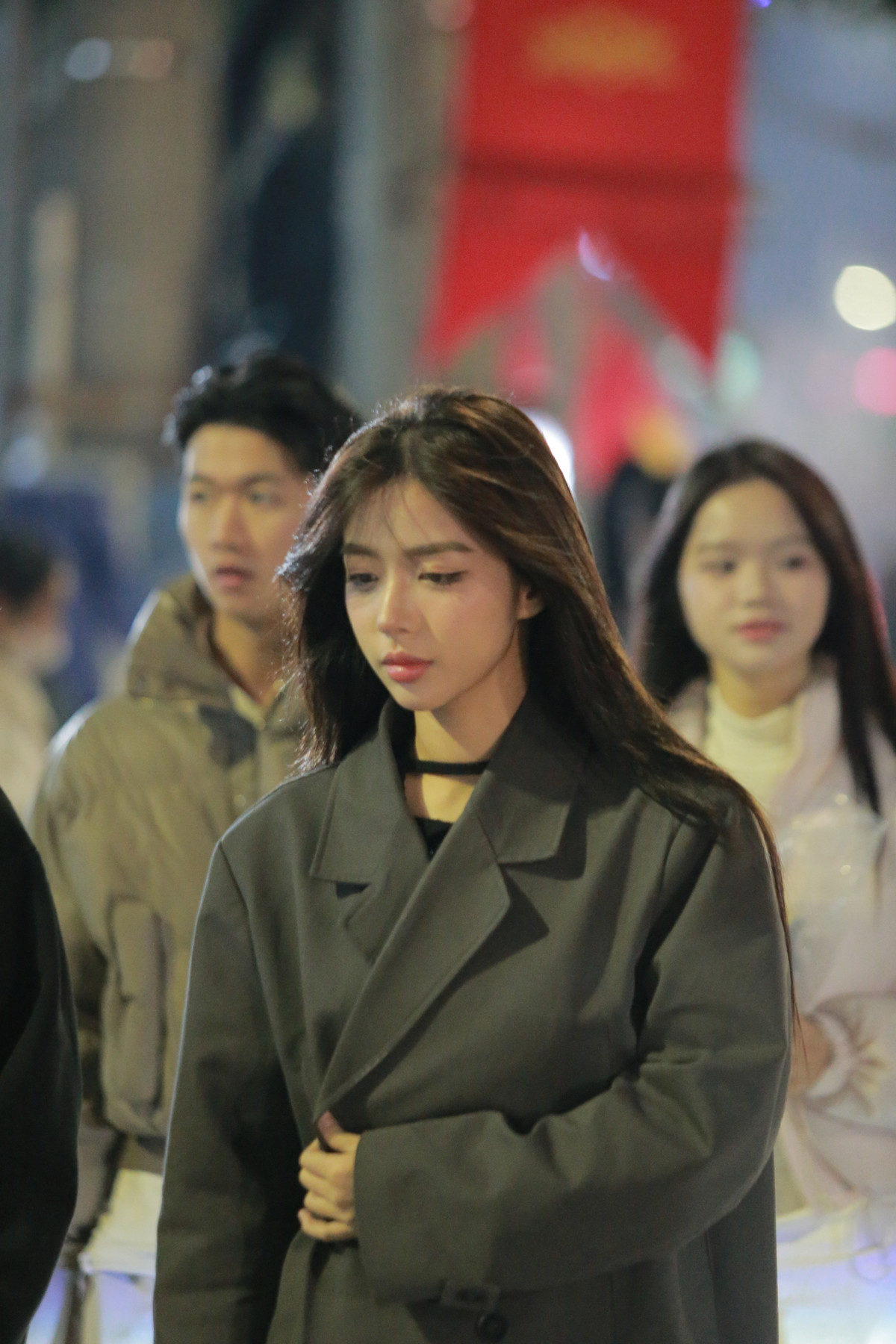 Các bạn trẻ rảo bước vào khán đài để có vị trí đẹp để theo dõi trận đấu giữa ĐT Việt Nam và Myanmar.