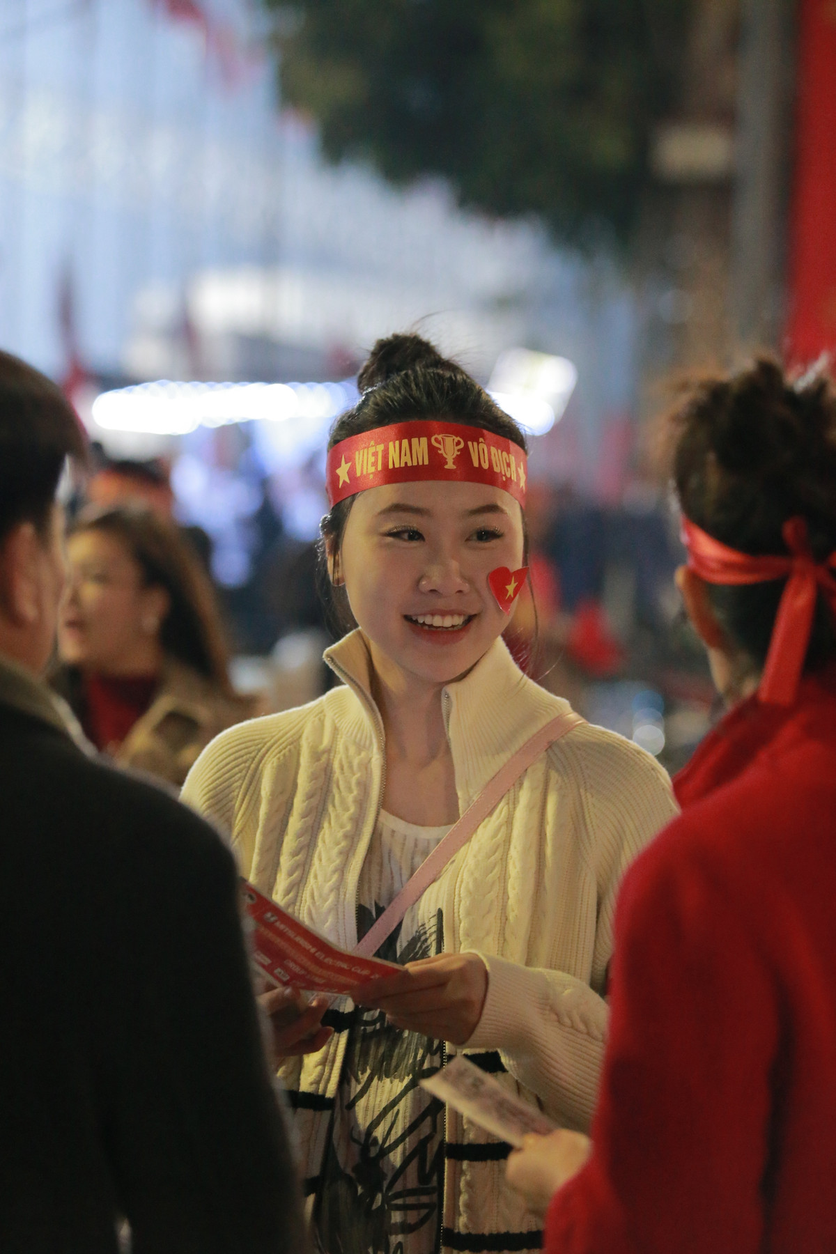 Dù thời tiết khá lạnh nhiều nữ CĐV đã tới sân từ rất sớm.